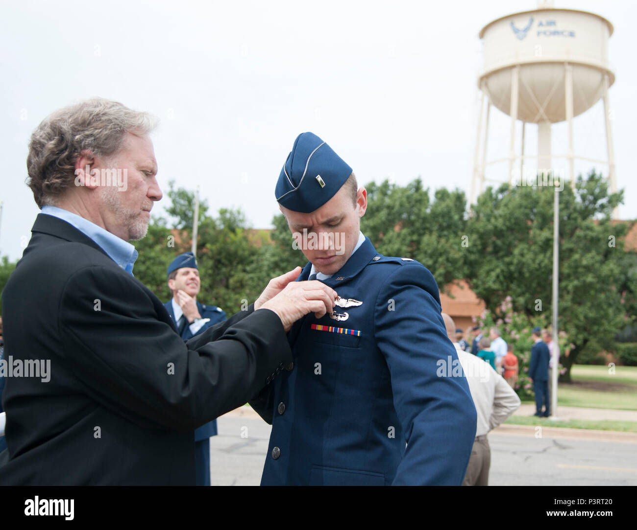 Slt Eric Margulies, diplômé de la classe 16-12, obtient ses ailes se redressa sur sa tenue de service après son diplôme à l'Vance Air Force Base, Ohio, le 29 juillet. Margulies, va en par le F-22 Raptor. (U.S. Air Force photo/Le s.. Nancy Falcon/libérés) Banque D'Images