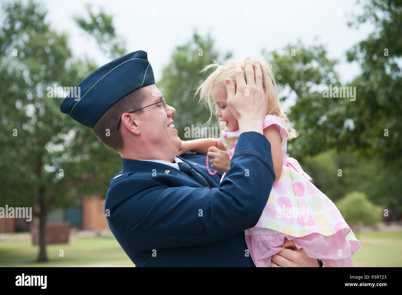 Slt Eric Roach est titulaire fille Mikkela après avoir obtenu son diplôme de premier cycle spécialisé de formation pilote class 16-12 at Vance Air Force Base, Ohio, le 29 juillet. Roach va continuer à voler le KC-135 Stratotanker. (U.S. Air Force photo/Le s.. Nancy Falcon/libérés) Banque D'Images
