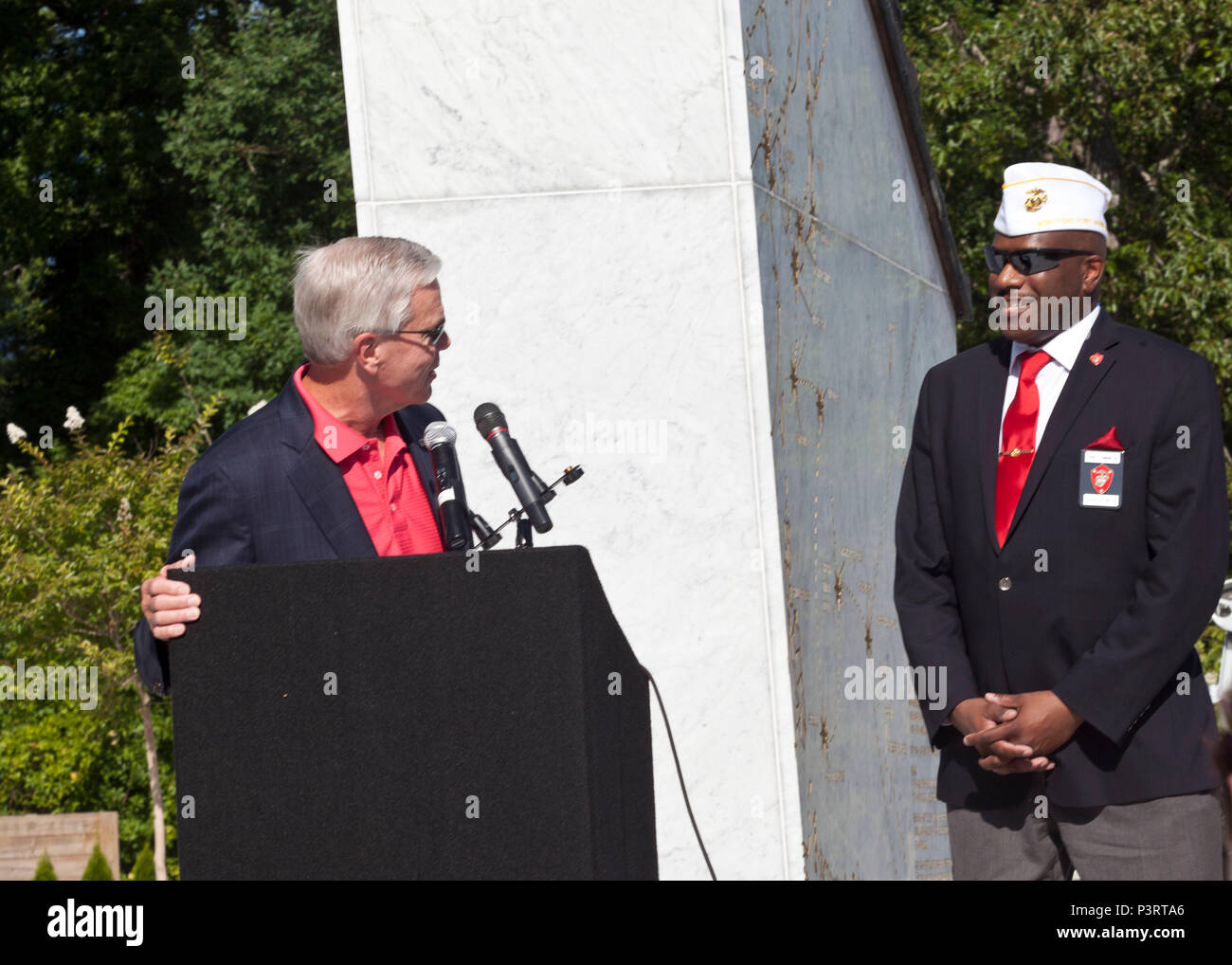 Général (retraité) James F. Amos, gauche, 35e commandant de la Marine Corps, adresses M. Forest E. Spencer, président national de l'Association Point Marine Montford, au cours de l'Montford Point Marine Memorial cérémonie tenue à Jacksonville, NC, le 29 juillet 2016. Le mémorial a été construit en l'honneur des 20 000 Afro-américains qui ont assisté à la formation à Montford Point. (U.S. Marine Corps photo par le Cpl. Laura Mercado) Banque D'Images