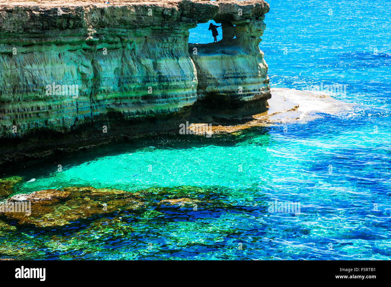 Belles grottes et mer transparentes en Ayia Napa, Chypre. Banque D'Images
