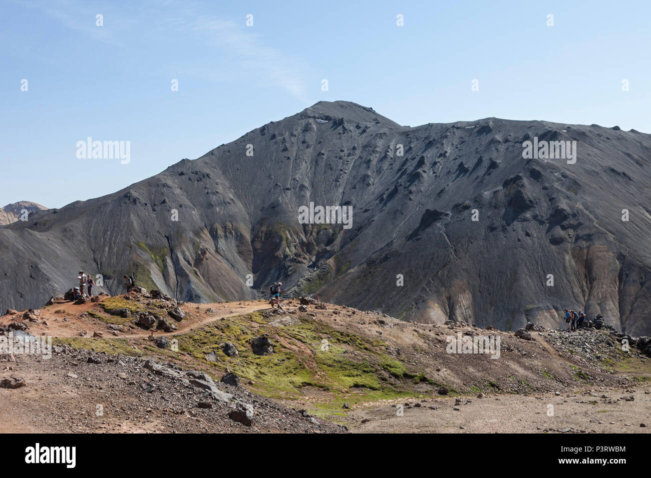Randonneurs sur le sentier Laugavegur avec la montagne volcanique de Blahnukur en toile de fond, Landmannalaugar, Islande. Banque D'Images