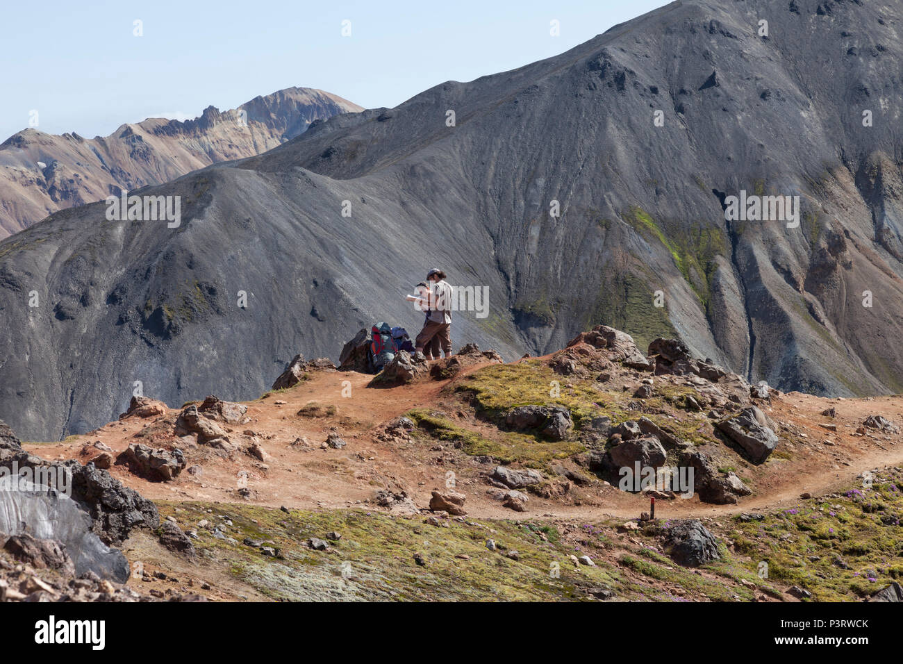 Randonneurs sur le sentier Laugavegur avec la montagne volcanique de Blahnukur en toile de fond, Landmannalaugar, Islande. Banque D'Images