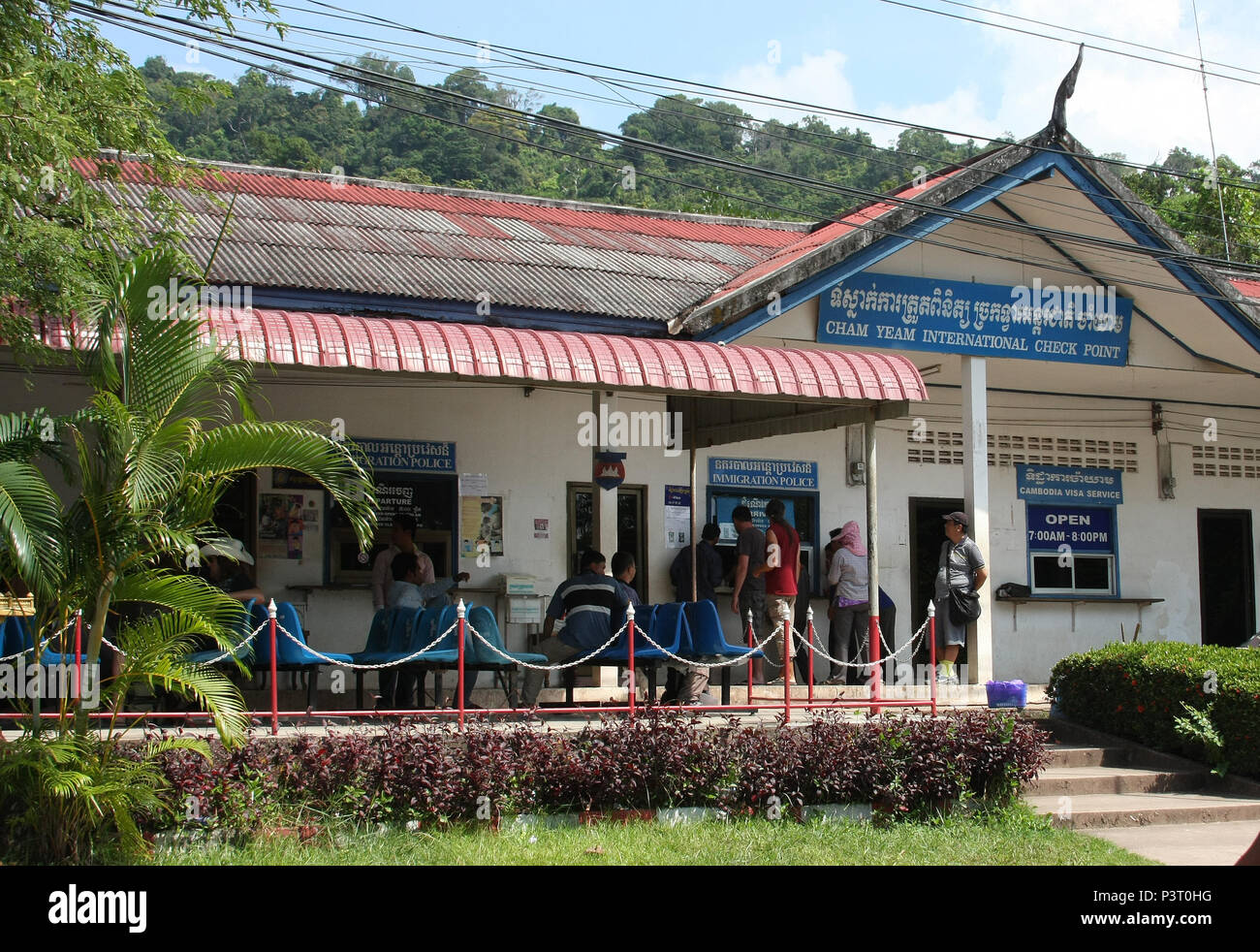Le contrôle des frontières Cham Yeam entre la Thaïlande et le Cambodge. Les personnes qui font une demande de visa d'attendre au point de contrôle à la frontière cambodgienne. Banque D'Images