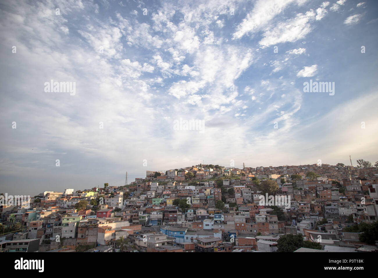 SÃO PAULO, SP - 04.06.2014 : BAIRRO ELIZA MARIA - Vista diurna do Bairro Eliza Maria, zona norte de São Paulo, SP. Periferia, favela, morro. (Foto : Luis Blanco / Fotoarena) Banque D'Images