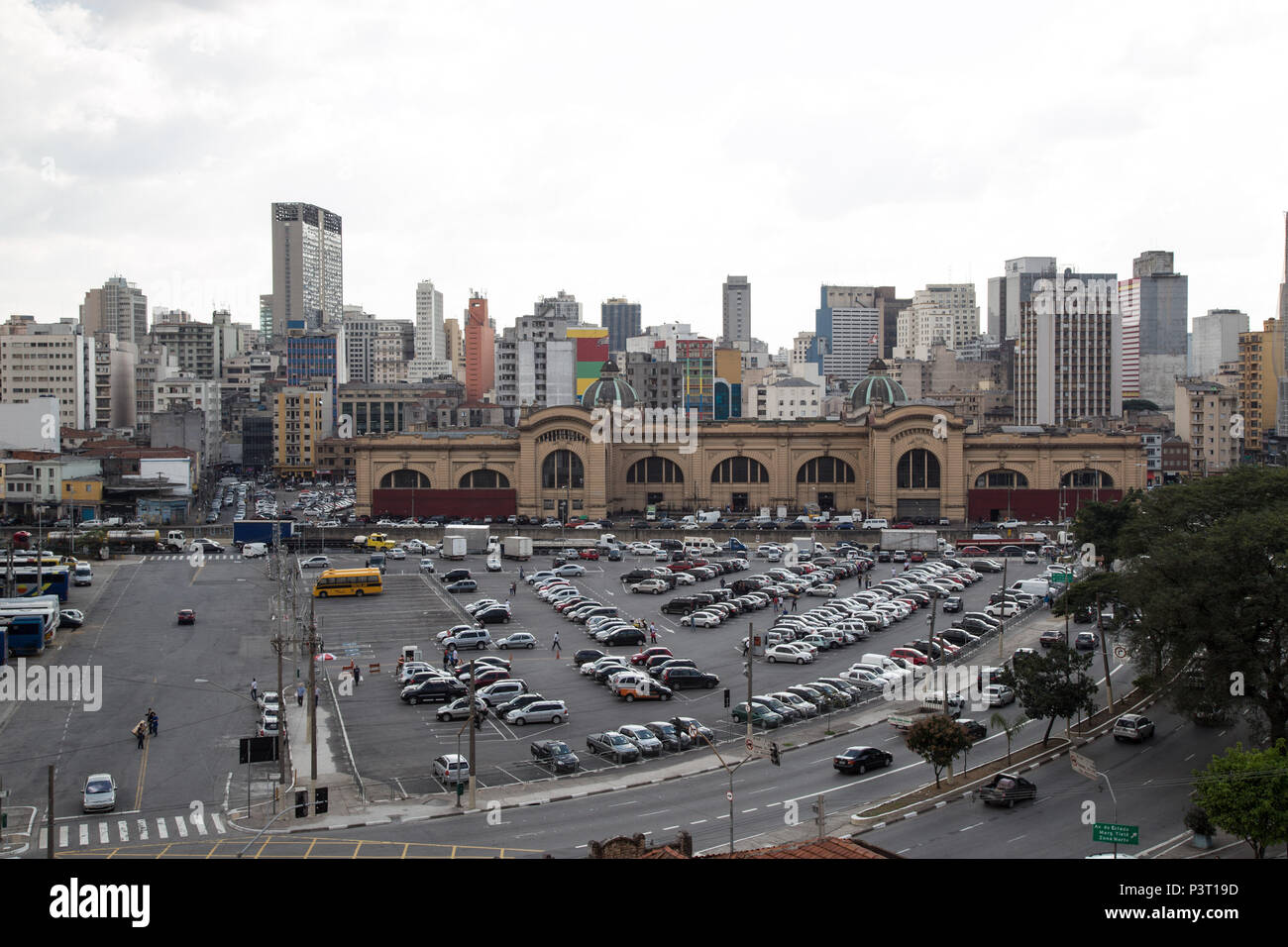 SÃO PAULO, SP - 16.07.2014 : marché municipal - Vista diurna da fachada do Mercado Municipal, aucun centre de São Paulo, SP. Mercadão, parking. (Foto : Luis Blanco / Fotoarena) Banque D'Images