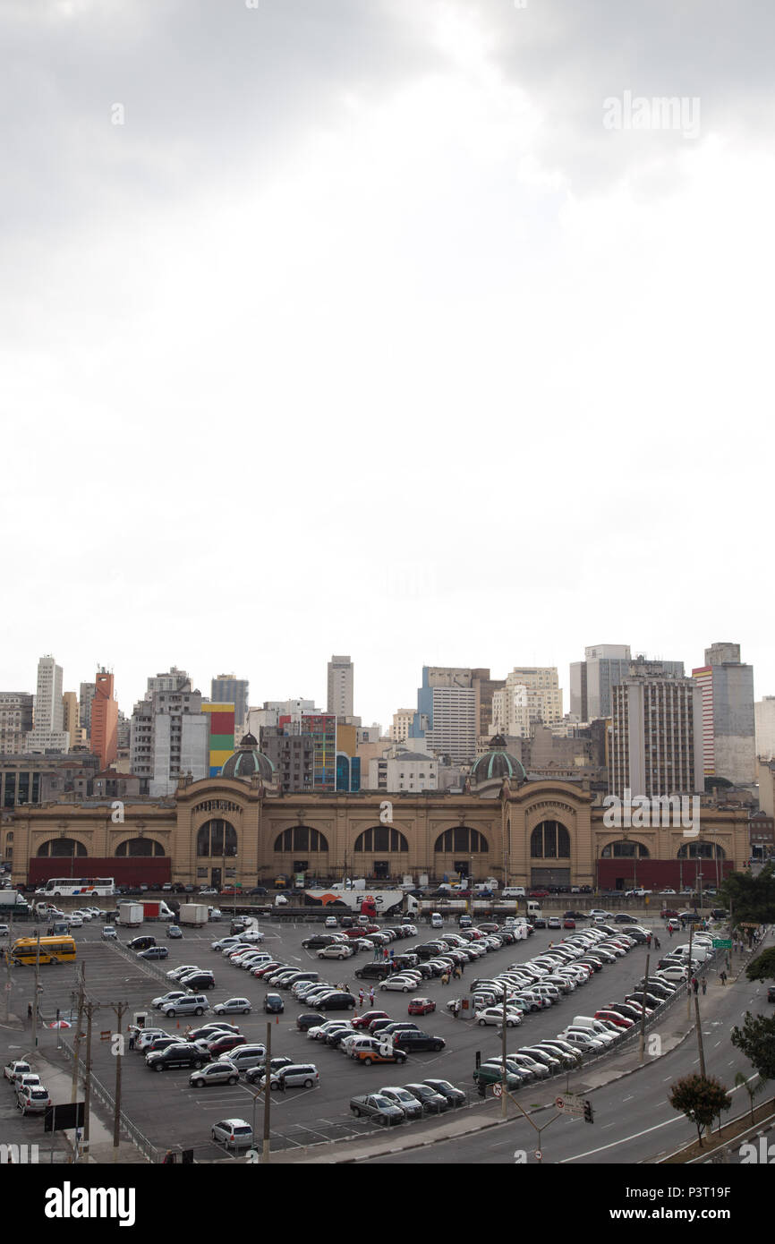 SÃO PAULO, SP - 16.07.2014 : marché municipal - Vista diurna da fachada do Mercado Municipal, aucun centre de São Paulo, SP. Mercadão, parking. (Foto : Luis Blanco / Fotoarena) Banque D'Images