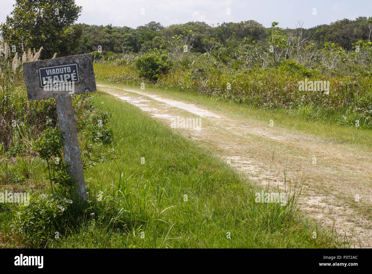 ILHA COMPRIDA, SP - 01.01.2013 : PLAÇA DE SINALIZAÇÃO - Placa escrito 'Viaduto do Itaipé' em Estrada de terra, sem viaduto do. (Foto : Luis Blanco / Fotoarena) Banque D'Images