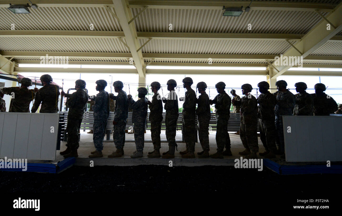 173e Brigade aéroportée de l'armée américaine conduite des parachutistes à l'entraînement en soutenue le 27 juillet 2016 à la base aérienne d'Aviano, en Italie. La 173e Brigade aéroportée de Vicenza, Italie, est la force de réaction d'urgence de l'armée en Europe. Ils sont capables de projeter leurs forces pour réaliser une gamme d'opérations militaires à travers les États-Unis, d'Europe et d'Afrique centrale La commande Zones de responsabilité. (U.S. Air Force photo de Tech. Le Sgt. Evelyn Chavez/libérés) Banque D'Images