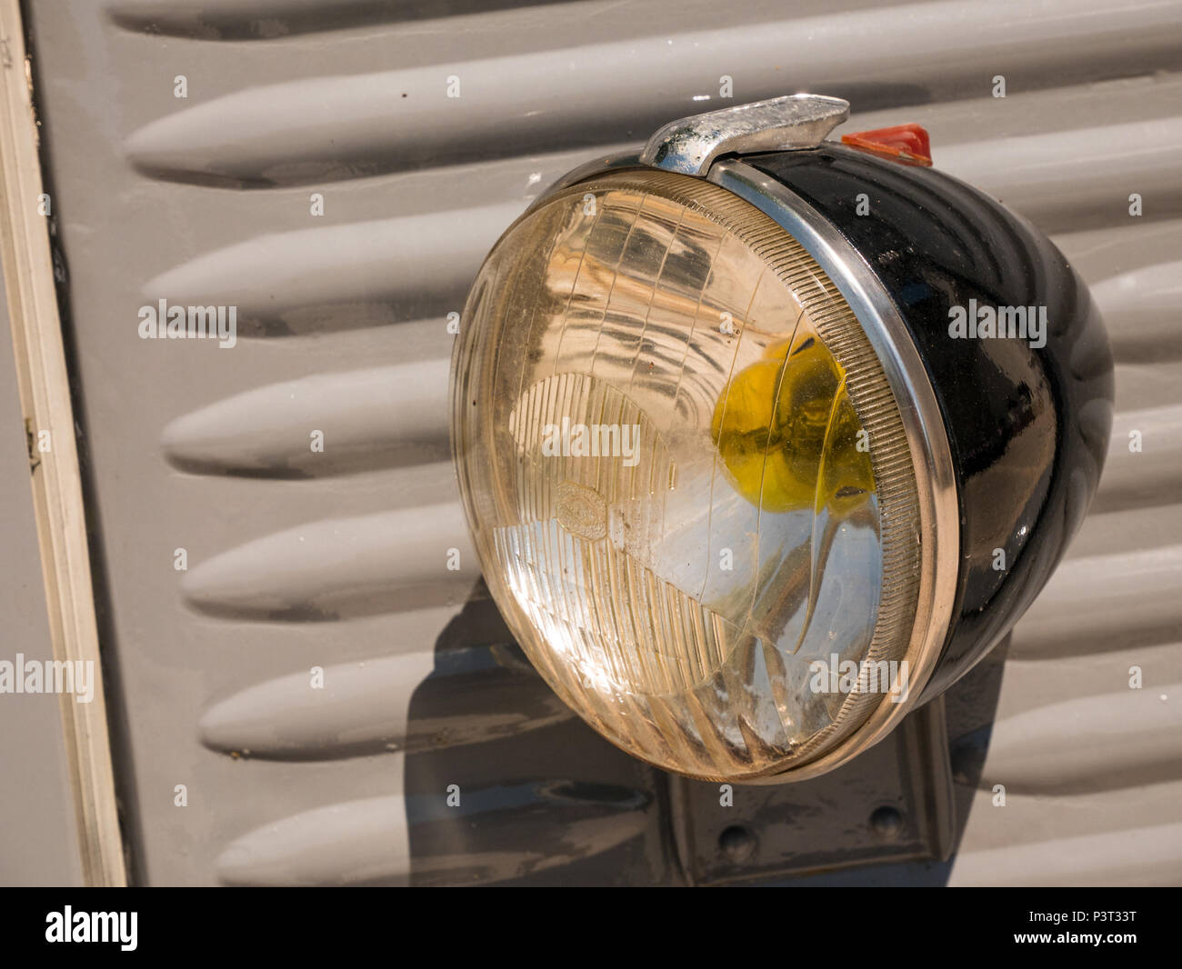 Phare d'une vieille camionnette vintage à Annecy, France Banque D'Images