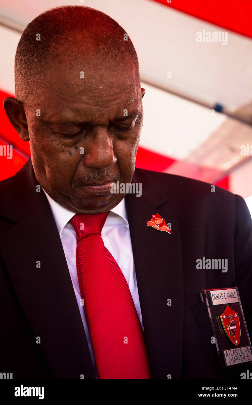 M. Charles Gamble, originaire d'Atlanta, Géorgie, s'incline la tête lors de l'invocation à l'échelle nationale Montford Point Marine cérémonie commémorative sur Camp Johnson, N.C., 29 juillet 2016. Ll'memorial rend hommage à l'Afrique environ 20 000 Américains qui ont été séparés et formés au point de devenir Montford United States Marines entre 1942 et 1949. (U.S. Marine Corps photo par le Cpl. Christopher A. Mendoza, Caméra de combat 2D MARDIV/libérés) Banque D'Images