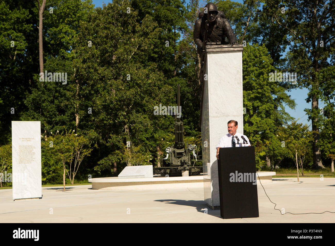 Monsieur le président, Ikner Barbara, Onslow Conseil des commissaires, donne ses remarques au cours de la National Montford Point Marine cérémonie commémorative sur Camp Johnson, N.C., 29 juillet 2016. Le monument rend hommage à l'Afrique environ 20 000 Américains qui ont été séparés et formés au point de devenir Montford United States Marines entre 1942 et 1949. (U.S. Marine Corps photo par le Cpl. Christopher A. Mendoza, Caméra de combat 2D MARDIV/libérés) Banque D'Images