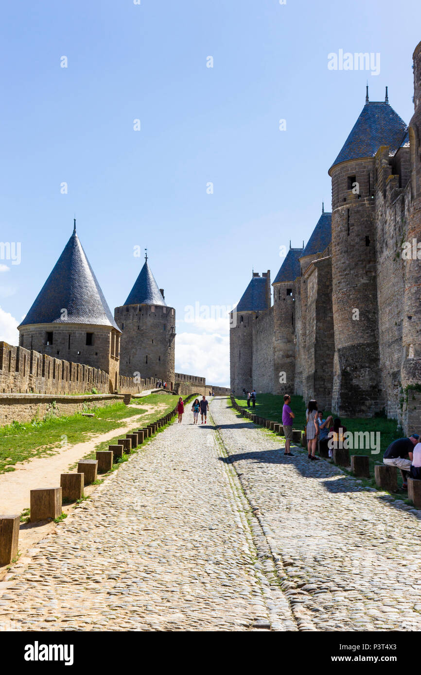 La Cité médiévale de Carcassonne, département français de l'Aude, l'Occitanie, région de France. Murs extérieurs, remparts, tours et tourelles. Banque D'Images