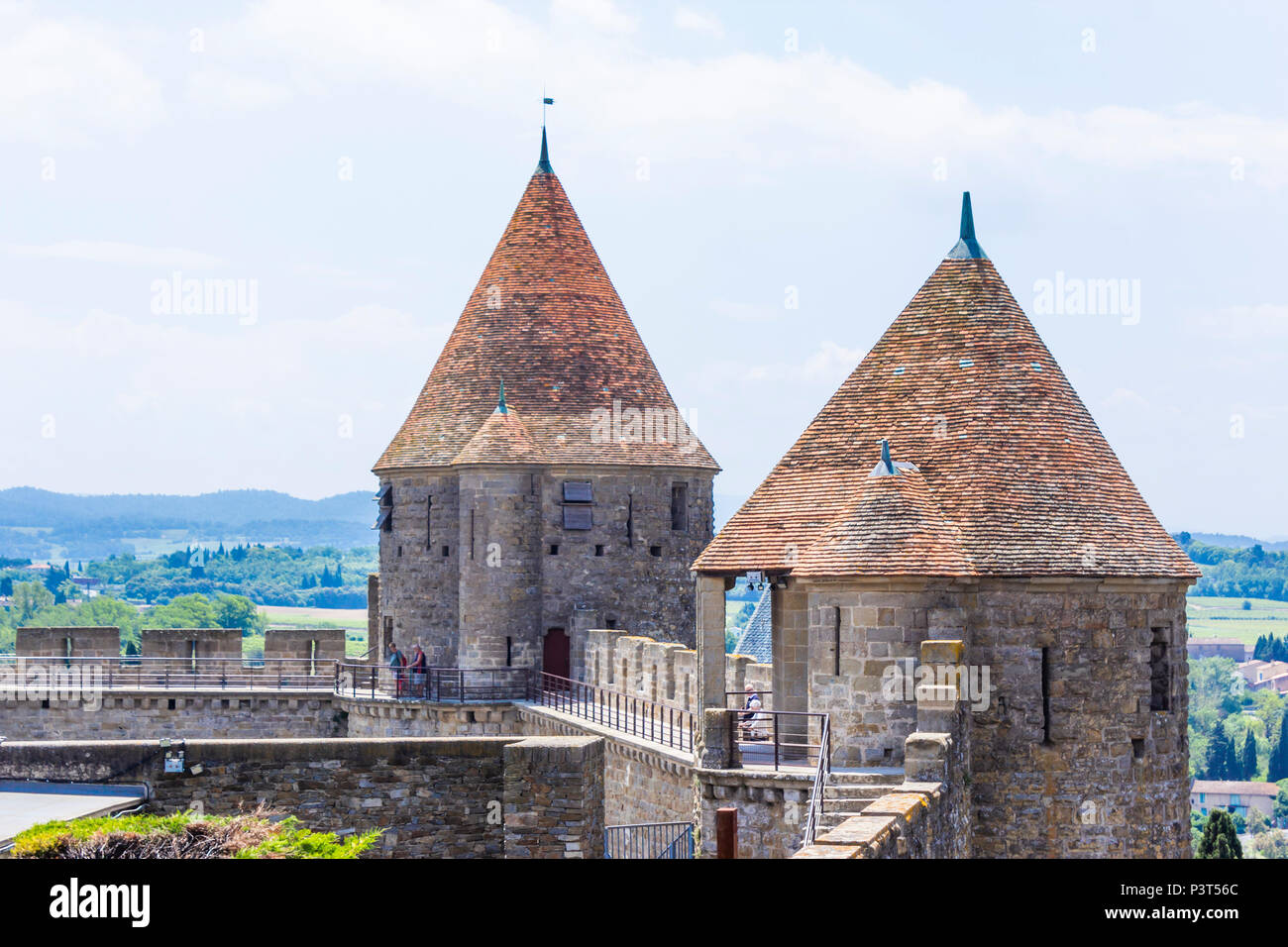 La Cité médiévale de Carcassonne, département français de l'Aude, l'Occitanie, région de France. Murs extérieurs, remparts, tours et tourelles. Banque D'Images