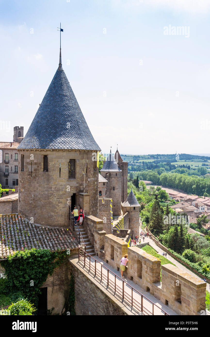 La Cité médiévale de Carcassonne, département français de l'Aude, l'Occitanie, région de France. Murs extérieurs, remparts, tours et tourelles. Banque D'Images