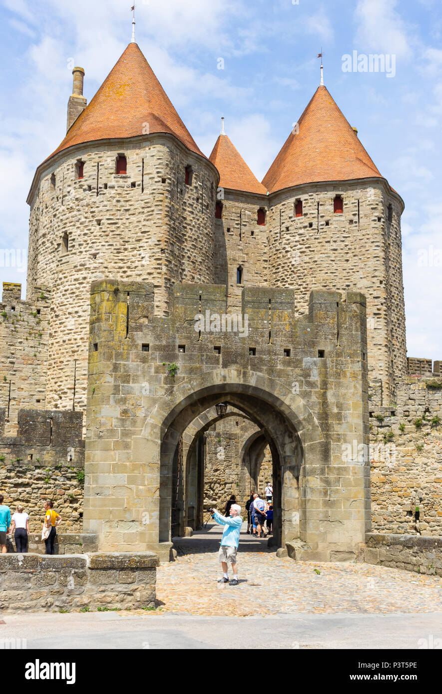 La Cité médiévale de Carcassonne, département français de l'Aude, l'Occitanie, région de France. La porte Narbonnaise. Banque D'Images