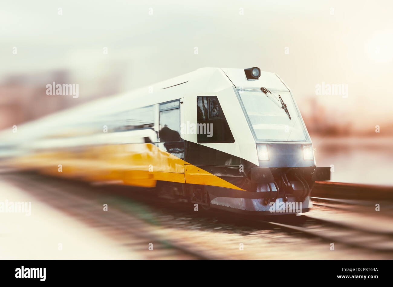 Train à grande vitesse en mouvement à la gare. Paysage avec train de voyageurs le railroad Banque D'Images