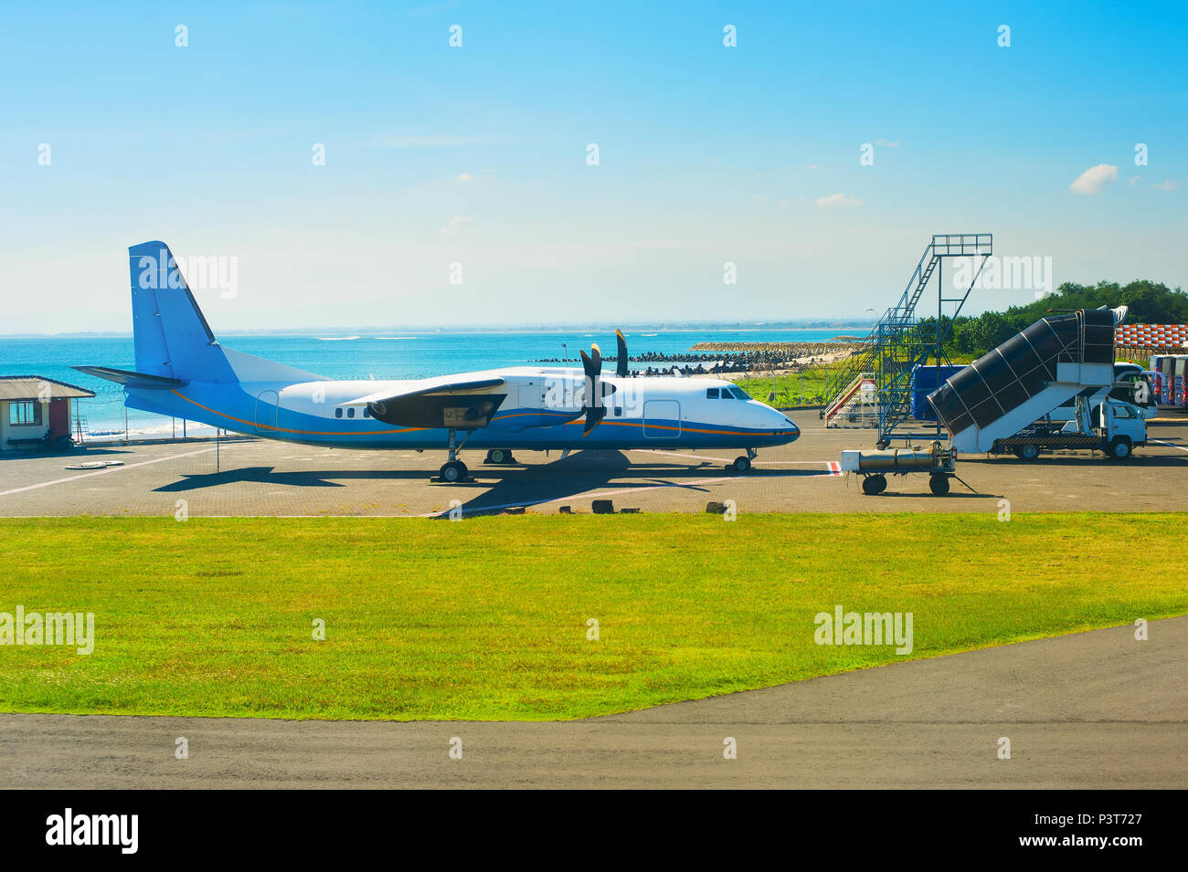 Petit avion dans un aéroport. L'île de Bali, Indonésie Banque D'Images