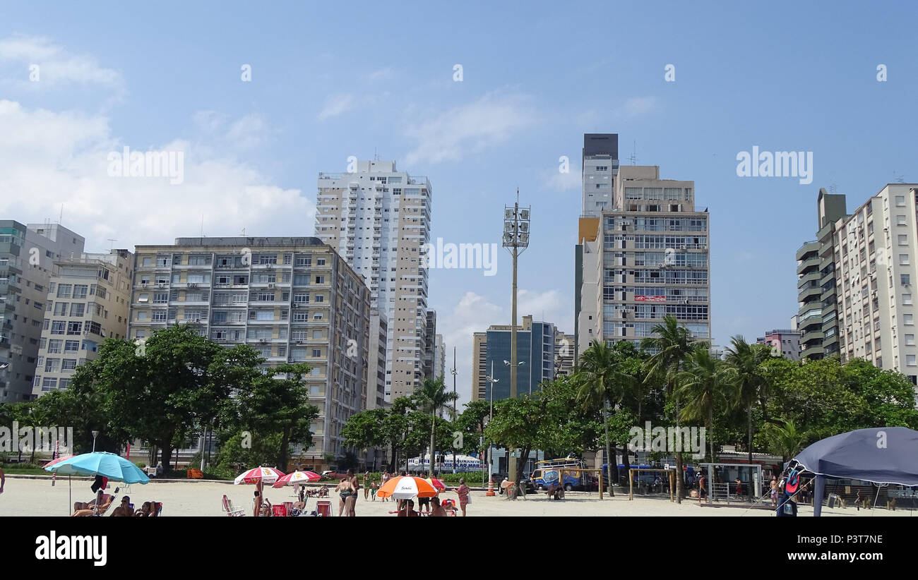 SANTOS, SP - 20.02.2016 : PRÉDIOS INCLINADOS DE SANTOS - Alguns pas prédios litoral Paulista, na Cidade de Santos, São inclinados, que ficam na Avenida da Praia. (Foto : Roberto Strauss / Fotoarena) Banque D'Images