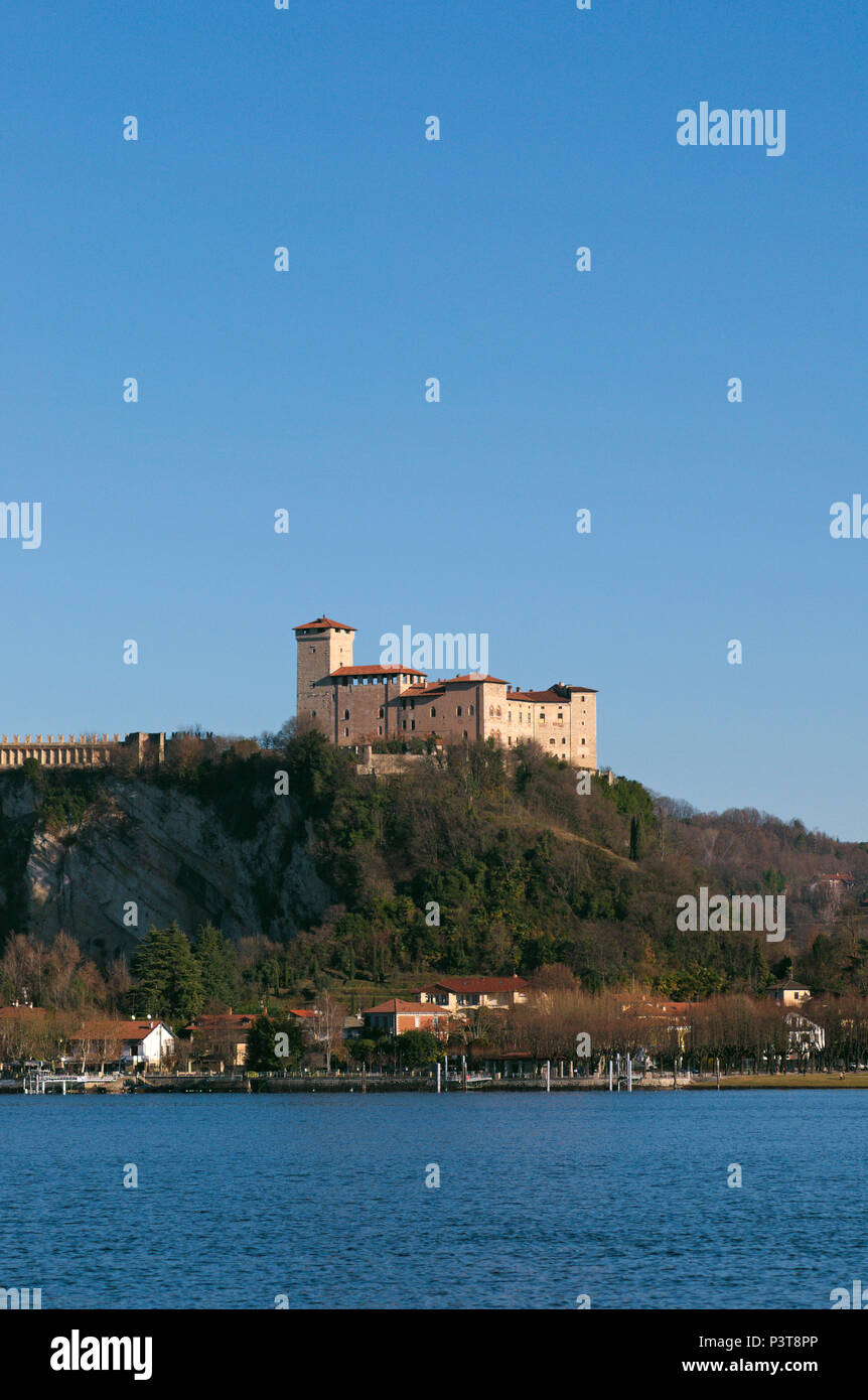 Château Rocca di Angera, le Lac Majeur, la région de Lombardie en Italie Banque D'Images