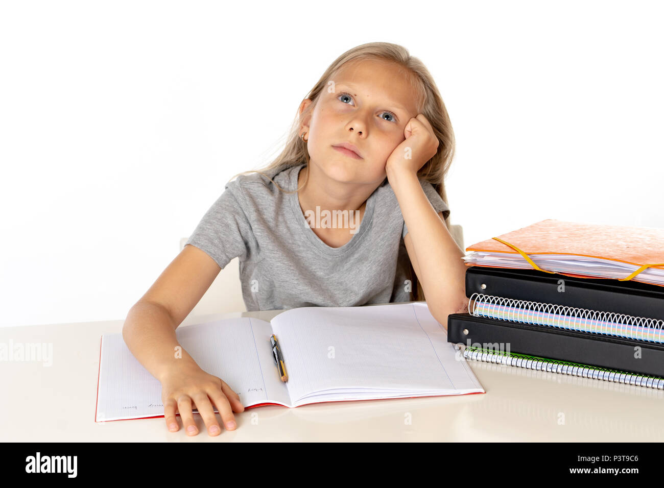 L'éducation et de l'école peu concept fille élève écrit dans l'ordinateur portable jusqu'à la réflexion sur le travail et son avenir Banque D'Images