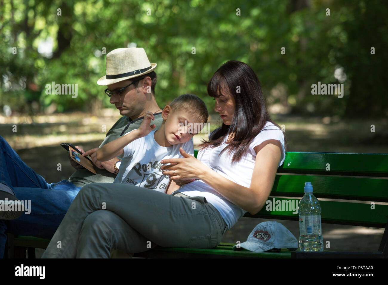 Moldavie, Chisinau - famille dans le parc Banque D'Images