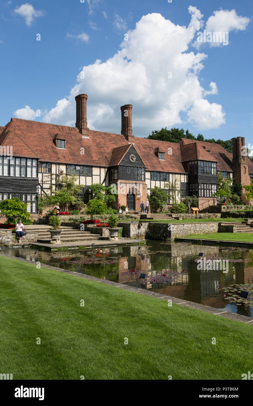 RHS Wisley Gardens, planté des frontières, luscious jardins de roses et un état de l'art des jardins horticoles sous serre, à Surrey, Angleterre, U Banque D'Images