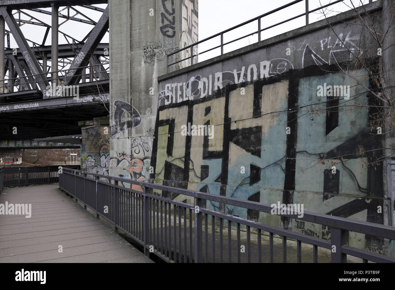 Berlin, Allemagne, les ponts pour piétons sur les chemins de fer et dans Elsenbruecke Berlin-Alt-Treptow Banque D'Images