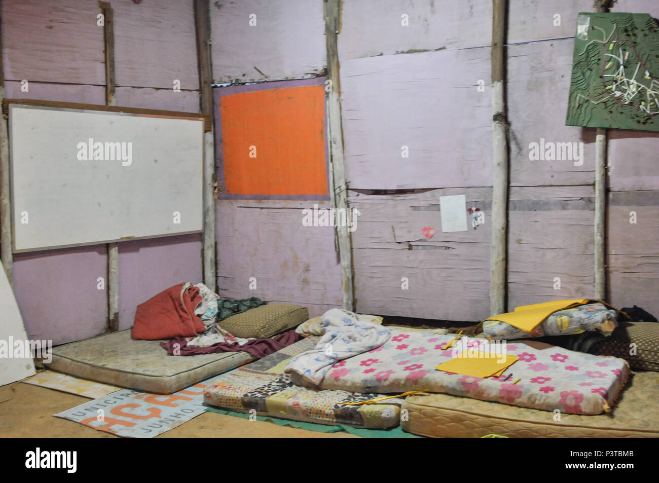 BELO HORIZONTE, MG - 24.11.2015 : COMUNIDADE ROSA LEÃO - Vista e détails da Comunidade Rosa Leão que não possui infraestrutura e saneamento básico, os poucos pontos de luz são provenientes 'dos gatos'. (Foto : Mourão / Fotoarena Panda) Banque D'Images