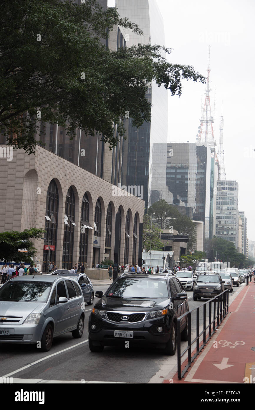 SÃO PAULO, SP - 03.12.2015 : l'Avenida Paulista - Vista diurna da Avenida Paulista com trânsito intenso. (Foto : Luis Blanco / Fotoarena) Banque D'Images