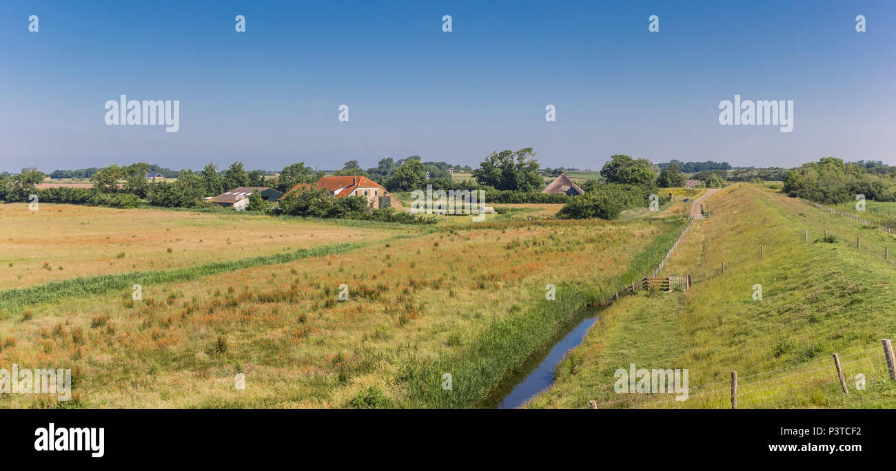 Panorama d'une petite ferme dans le paysage de l'île de Texel, Pays-Bas Banque D'Images