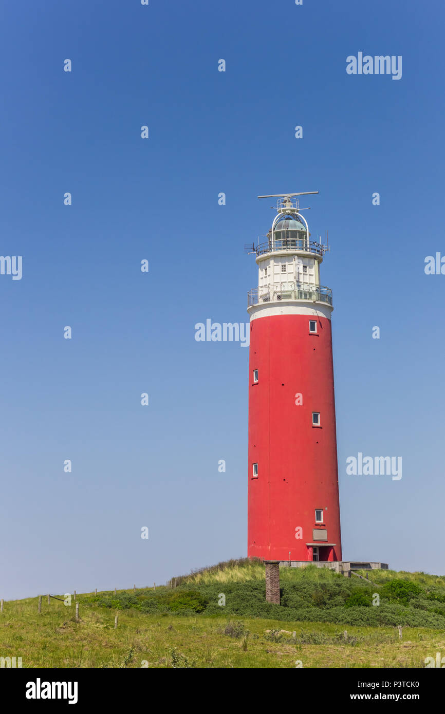 Phare rouge en haut d'une dune à l'île de Texel, Hollande Banque D'Images
