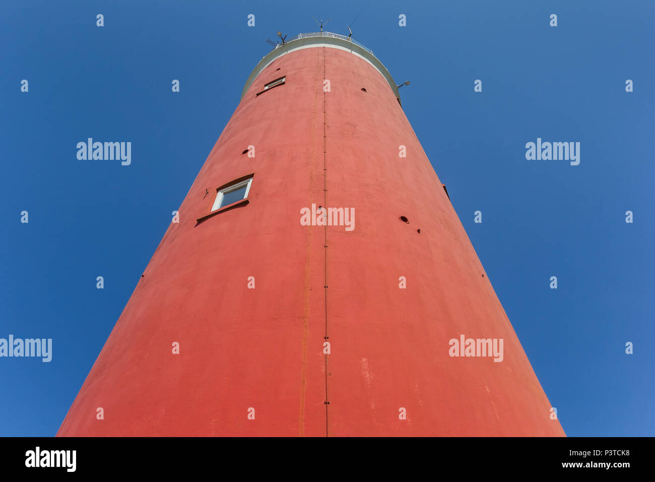 Phare rouge contre un ciel bleu sur l'île de Texel, Pays-Bas Banque D'Images