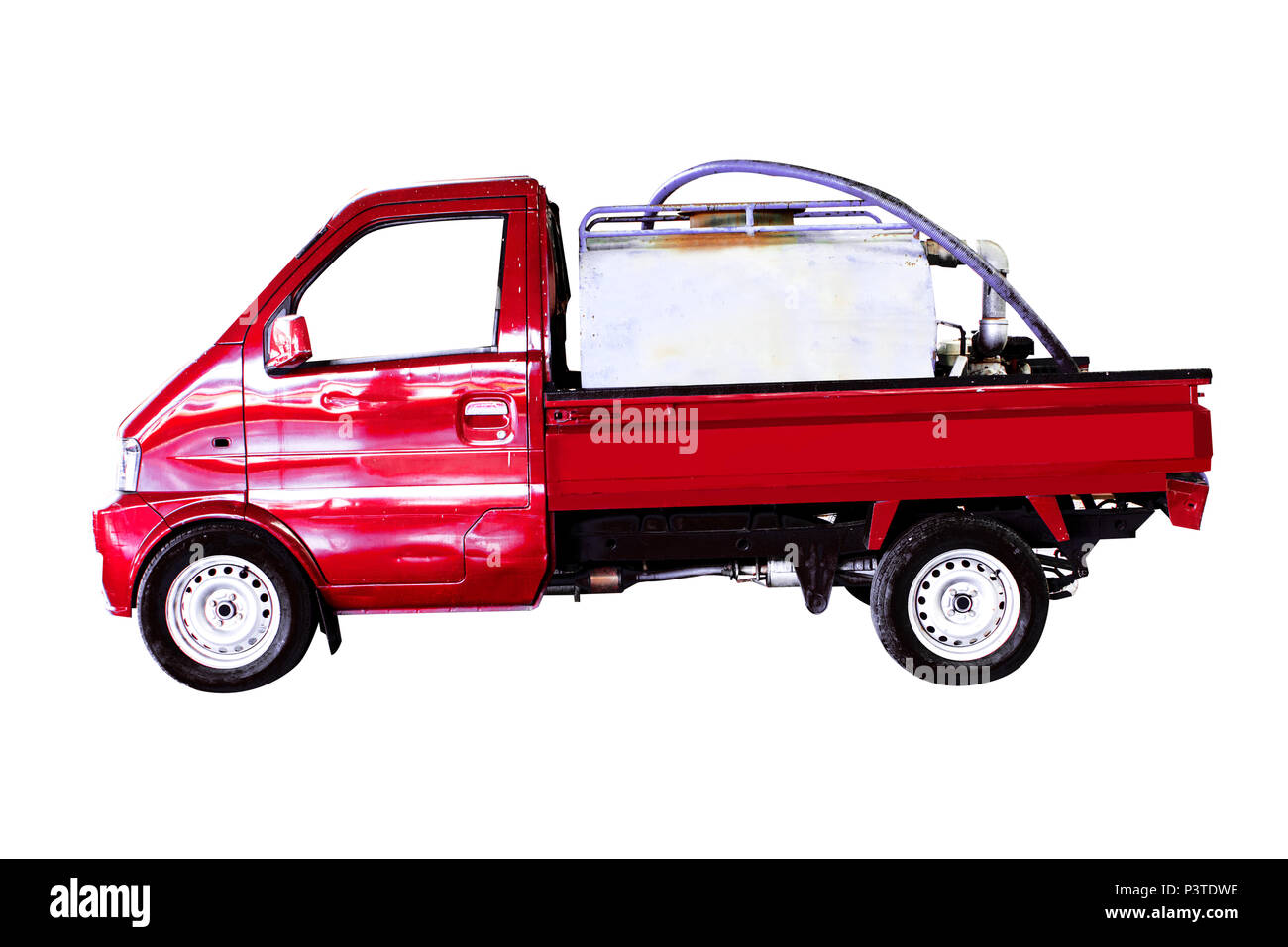 Toilettes vide vintage et camion de service pour le nettoyage.copie espace sur fond blanc.chemin de détourage. Banque D'Images