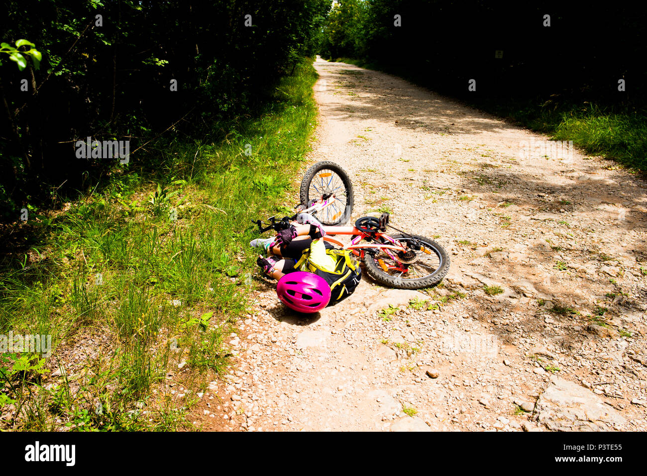 Petite fille de tomber de son vélo Banque D'Images