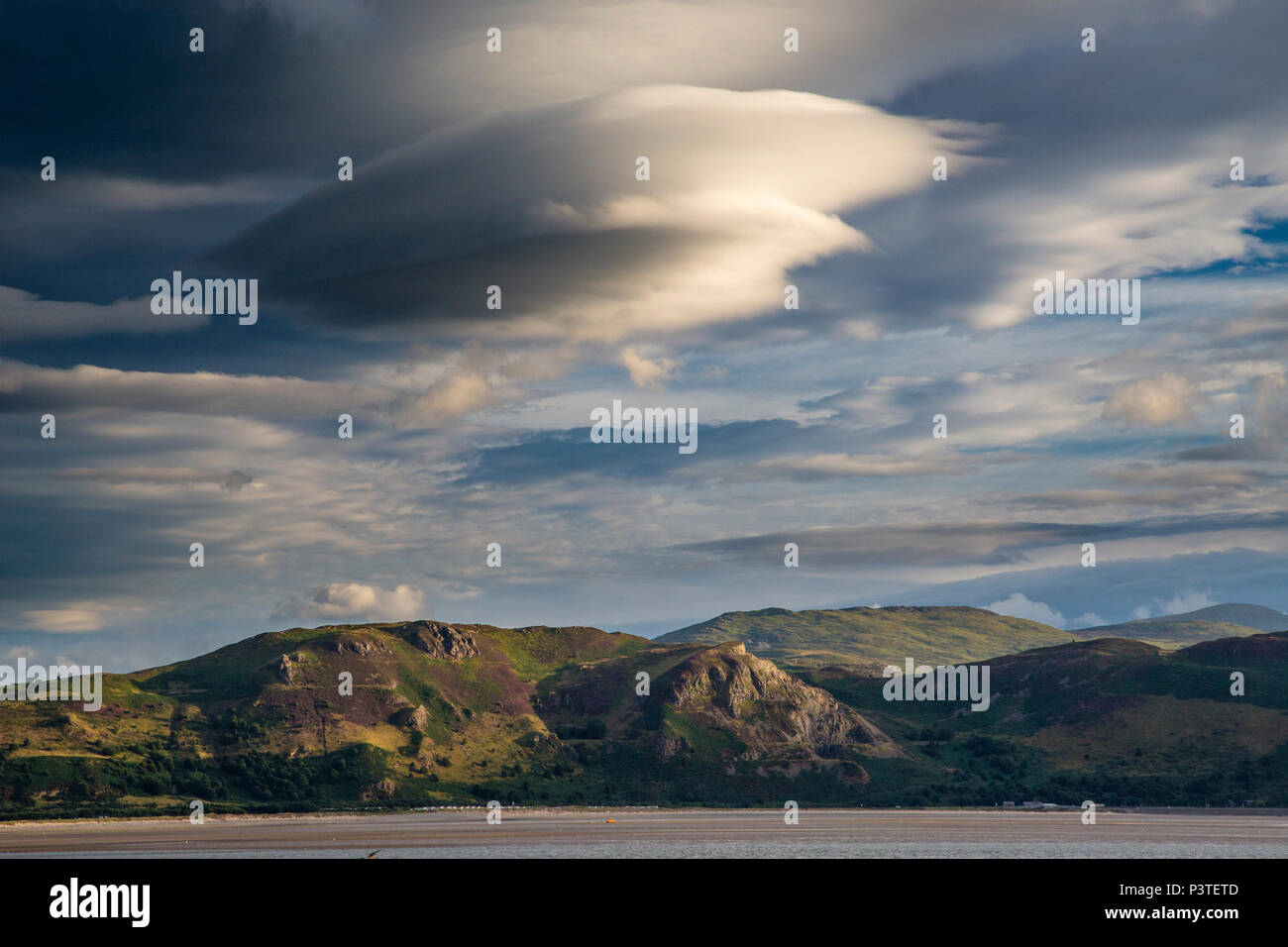 Nuages lenticulaires sur la côte nord du Pays de Galles au coucher du soleil Banque D'Images