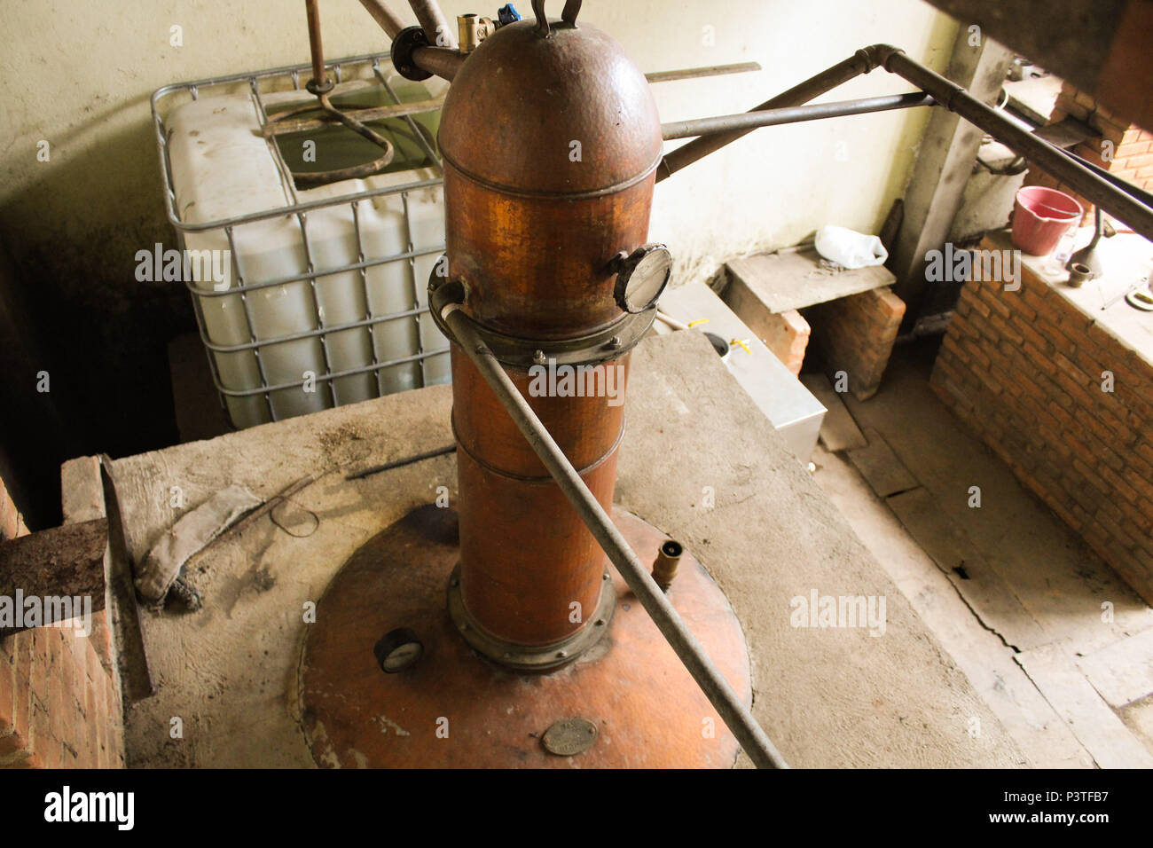 BARROSO, MG - 11.01.2016 : DESTILARIA DE CACHAÇA - Termômetro do Forno da destilaria. Destilaria de cachaça artesanal na Cidade de Barroso em Minas Gerais. (Foto : Aloisio Mauricio / Fotoarena) Banque D'Images