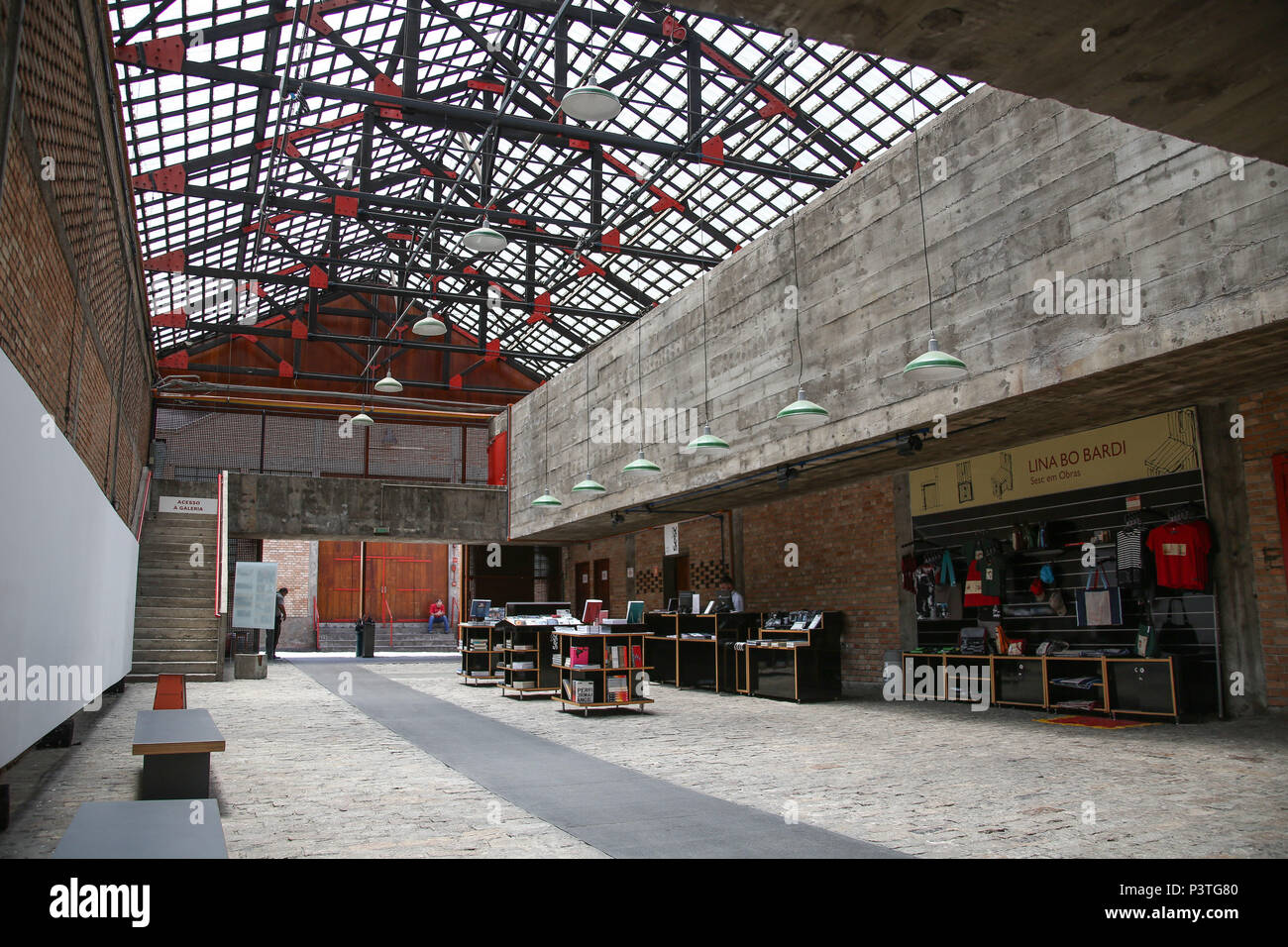 SÃO PAULO, SP - 05.02.2016 : Sesc Pompeia - Loja SESC com venda de livros, cd e dvd, além de linhas de produtos exclusivos.Construída a partir de uma antiga fábrica de tambores, na região da Zona oeste de São Paulo, foi chamada de Fábrica da Pompeia. O Sesc Pompeia foi projetado pela arquiteta italiana Lina Bo Bardi. Une obra começou em 1977 e durou nove anos. Une foi inaugurada primeira etapa em 1982 e em1986 o bloco esportivo foi aberto ao público. (Foto : Bruna Marques / Fotoarena) Banque D'Images