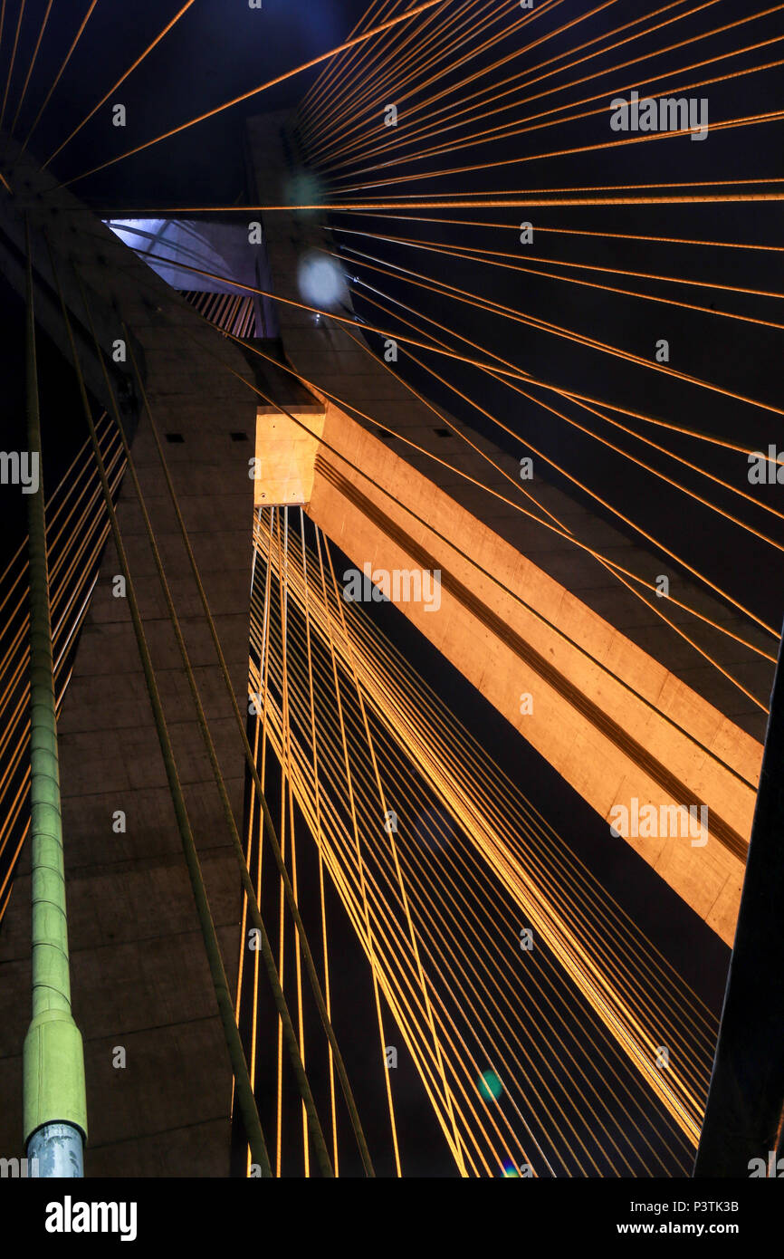 SÃO PAULO, SP - 12.03.2016 : PONTE ESTAIADA - Vista da Ponte nocturne Octavio Frias de Oliveira, também conhecida como Ponte Estaiada. (Foto : André Chaco / Fotoarena) Banque D'Images