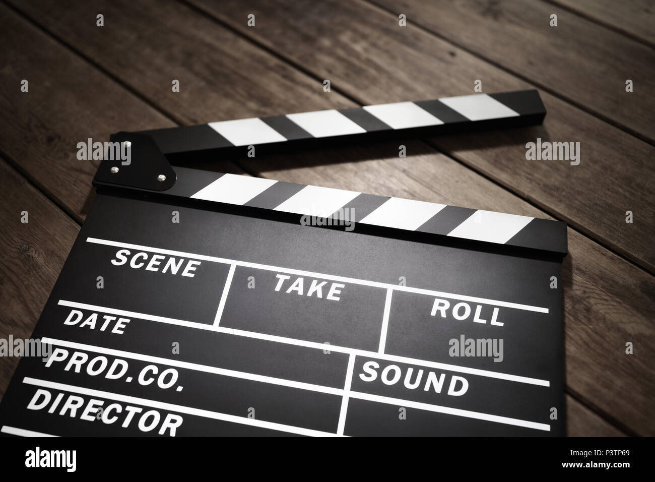 L'ardoise ou Film movie clapper board sur fond de bois Banque D'Images