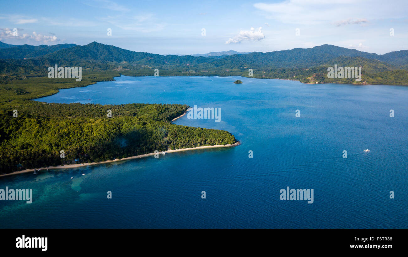 Drone aérien sur le magnifique paysage tropical bay avec reef, plage de sable fin et des paysages de jungle Banque D'Images