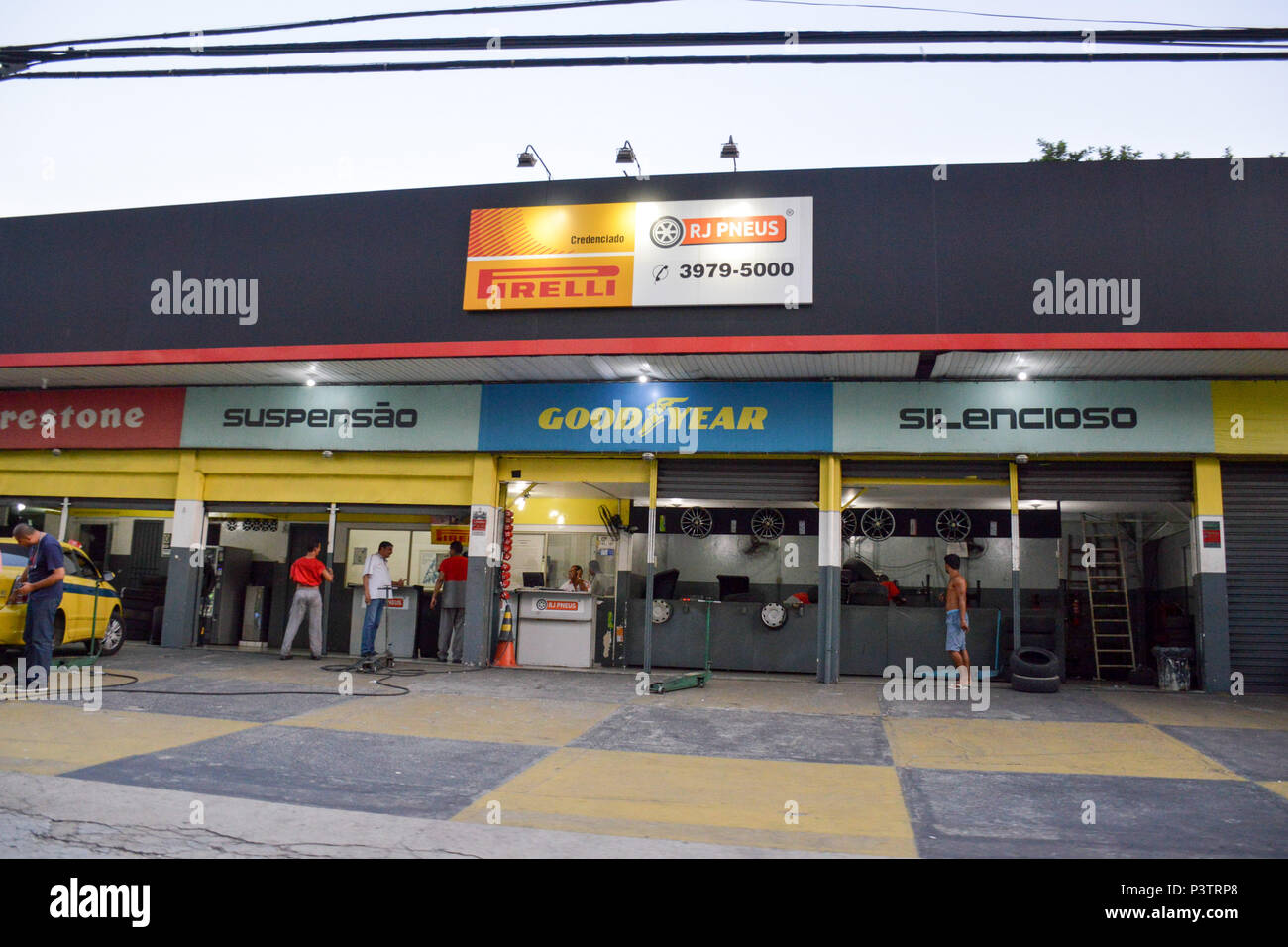 RIO DE JANEIRO, RJ - 07.04.2016 : LOJA DE PNEUS - Fachada de loja automotiva com venda de pneus, na zona norte da cidade. (Foto : Celso Pupo / Fotoarena) Banque D'Images