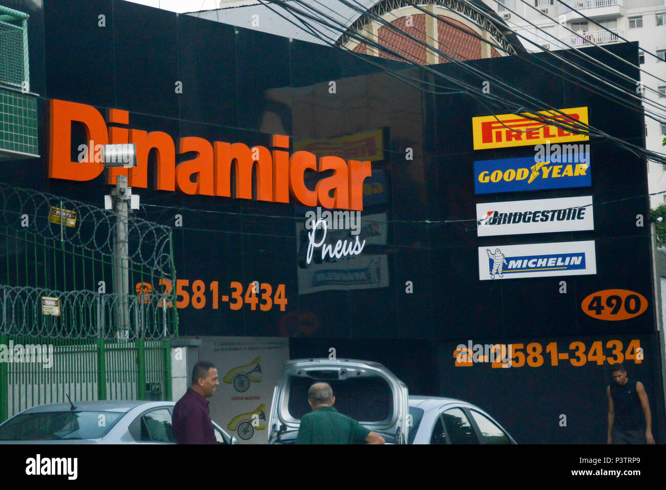 RIO DE JANEIRO, RJ - 07.04.2016 : LOJA DE PNEUS - Fachada de loja automotiva com venda de pneus, na zona norte da cidade. (Foto : Celso Pupo / Fotoarena) Banque D'Images