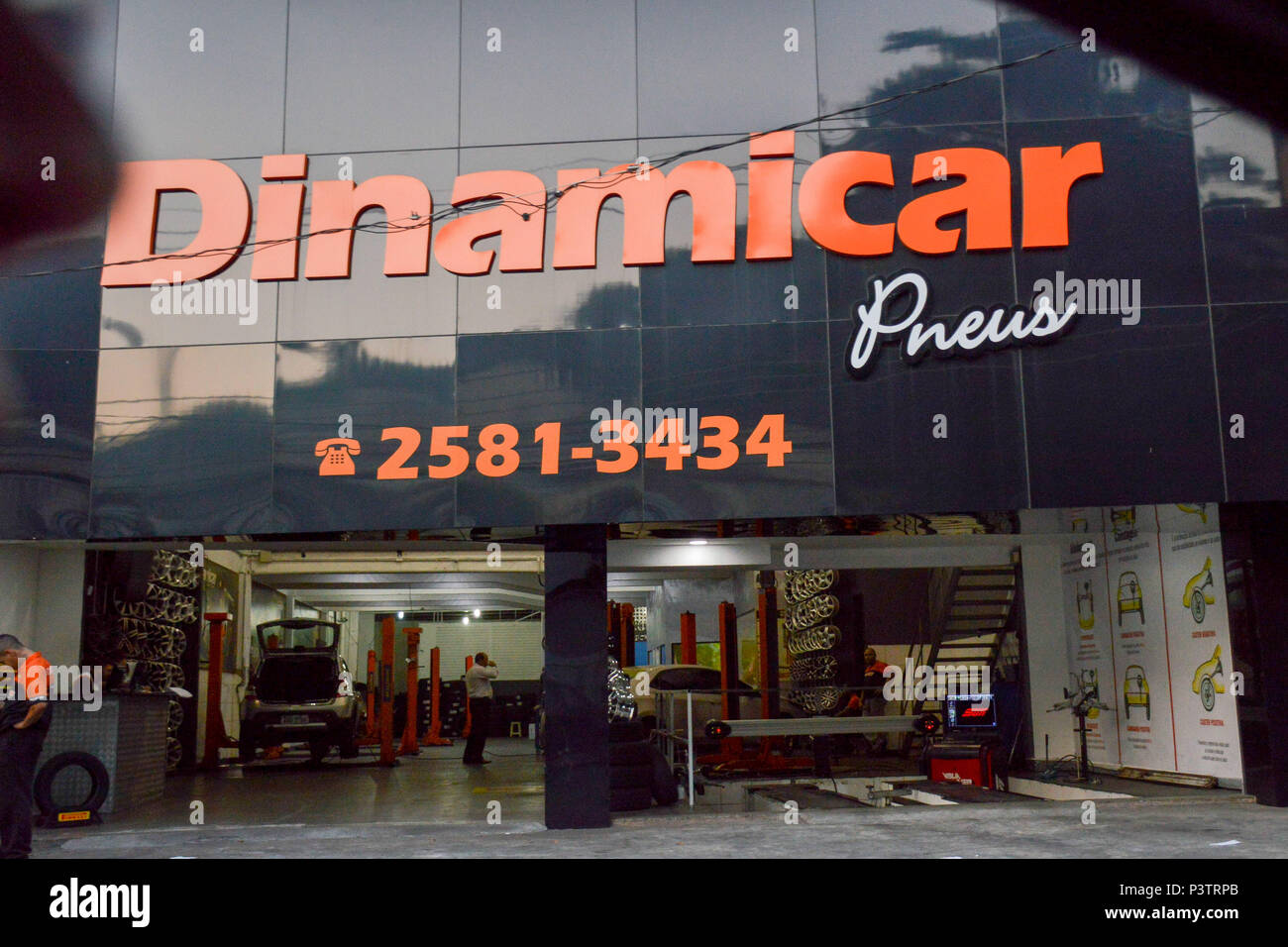 RIO DE JANEIRO, RJ - 07.04.2016 : LOJA DE PNEUS - Fachada de loja  automotiva com venda de pneus, na zona norte da cidade. (Foto : Celso Pupo  / Fotoarena Photo Stock - Alamy