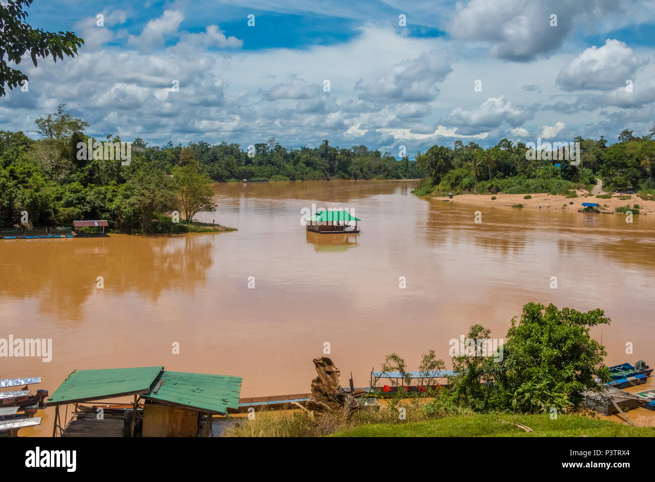 Belle vue sur la rivière Tembeling Kuala Tembeling à la jetée à Pahang, Malaisie, le point de départ du bateau pour le Taman Negara. Banque D'Images