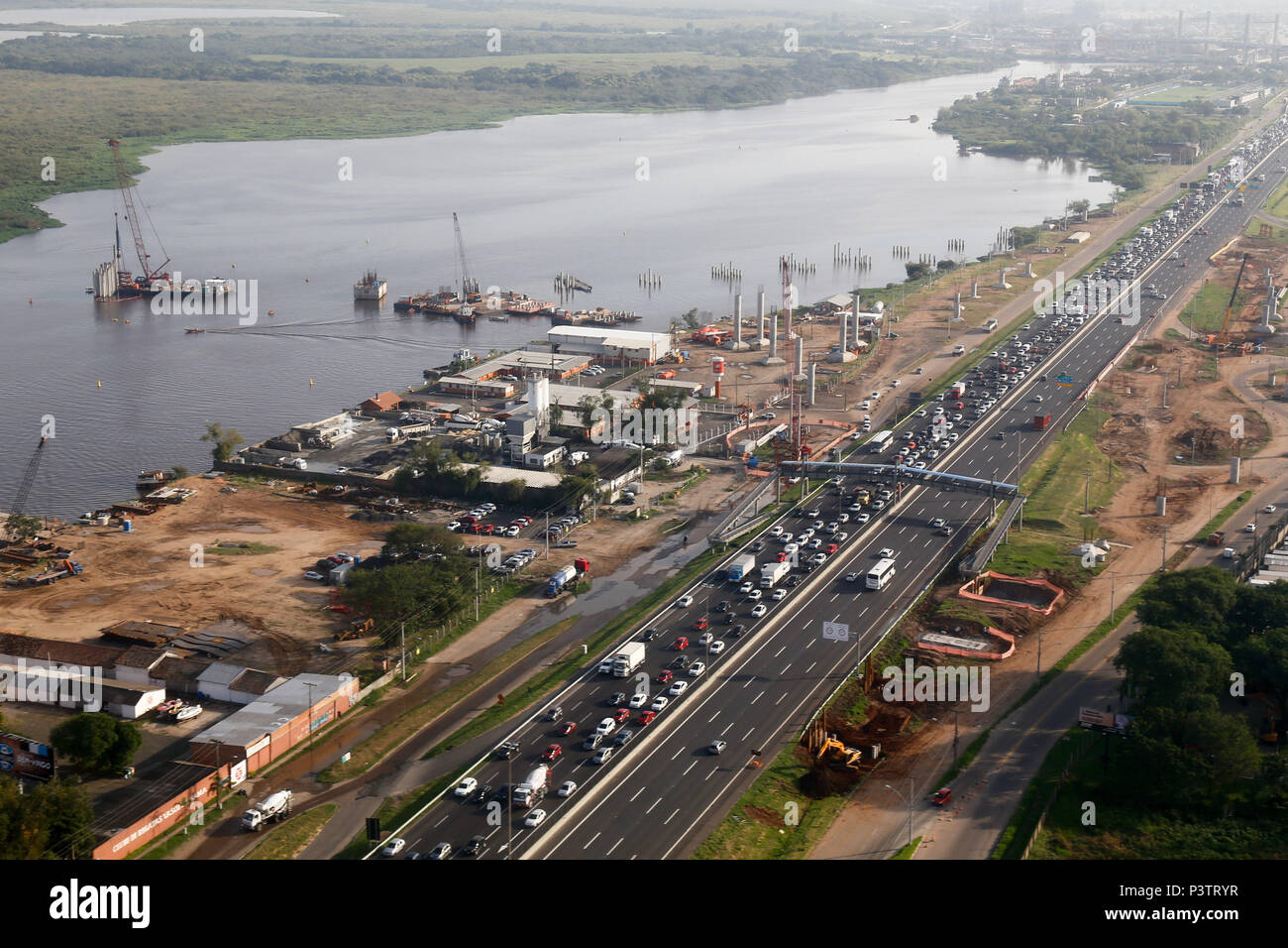 Porto Alegre Rs 05 04 16 Vista Aerea Congestionamento De Veiculos Ao Lado Da Construcao Da Nova Porto Alegre Rs 05 04 16 Vista Aerea Congestionamento De Veiculos Ao Lado Da Construcao Da Nova