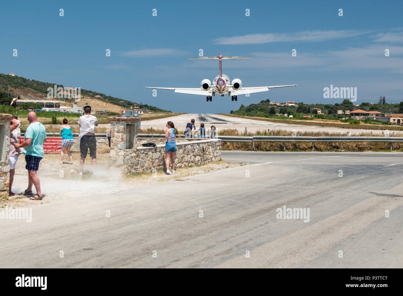 Avion du passager à l'atterrissage sur l'île de Skiathos en Grèce. Banque D'Images