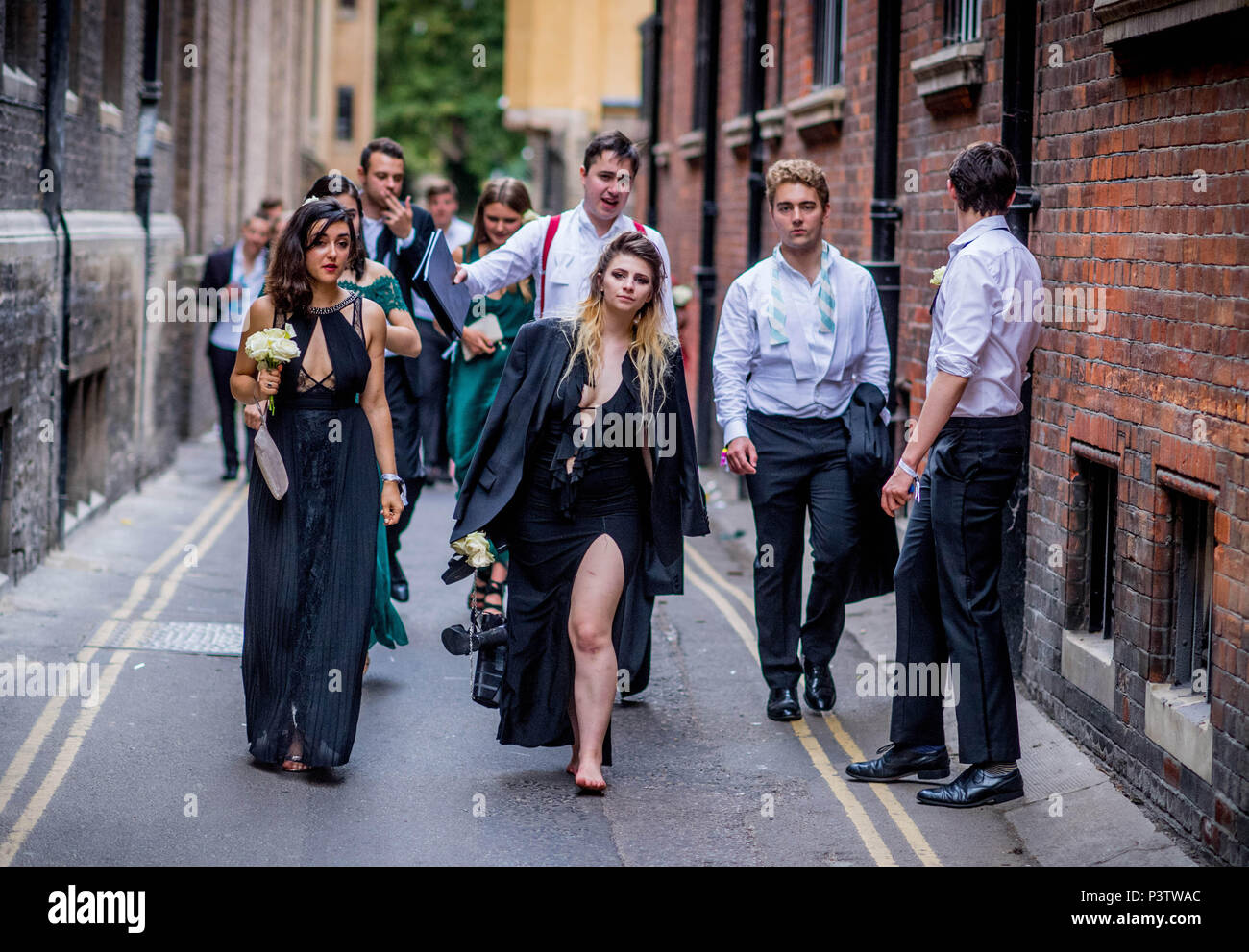 Cambridge, UK. 19 Juin, 2018. Trinity College de Cambridge peut Ball. Les  étudiants de l'Université de Cambridge à pied les rues de Cambridge après  avoir assisté à la Trinity College peut Ball.