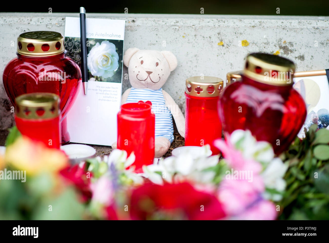 19 juin 2018, l'Allemagne, Barsinghausen : les bougies, les fleurs et les jouets se reposant à l'emplacement à proximité d'une école primaire où une jeune femme a été trouvé mort. La police a interrogé un homme de 24 ans de nombreuses fois concernant le cas en Barsinghausen près de Hanovre. Photo : afp/Hauke-Christian Dittrich Banque D'Images