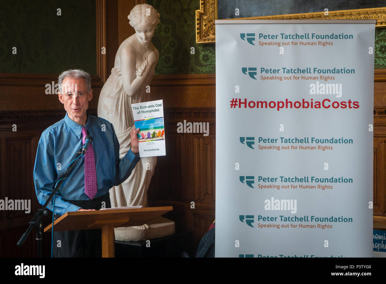 Chambre des Lords, à Londres, Royaume-Uni. 19 Jun, 2018. Peter Tatchell, s'exprimant lors du lancement de la Fondation Peter Tatchell, nouveau rapport sur le coût économique de l'Homophobie à la Chambre des Lords : Zefrog Crédit/Alamy Live News Banque D'Images