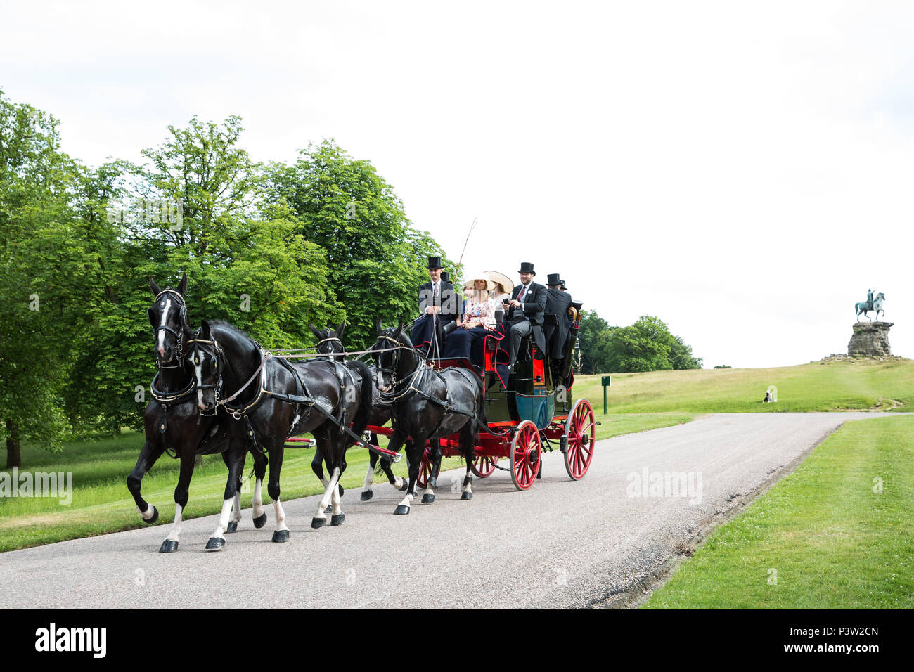 Windsor, Royaume-Uni. 19 Juin, 2018. Calèches porter élégamment vêtue racegoers en arrière le long de la Longue Marche dans Windsor Great Park vers le château de Windsor à la fin de la première journée de Royal Ascot. Credit : Mark Kerrison/Alamy Live News Banque D'Images